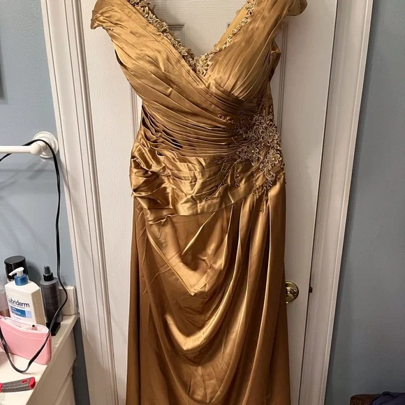 green emerald velvet dress Gold Short Sleeve Glitter Print A Line Mob Dress – Aquarius Brand main image 1